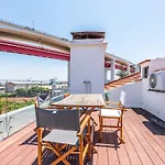 GuestReady - Family Home w Rooftop in Alcântara